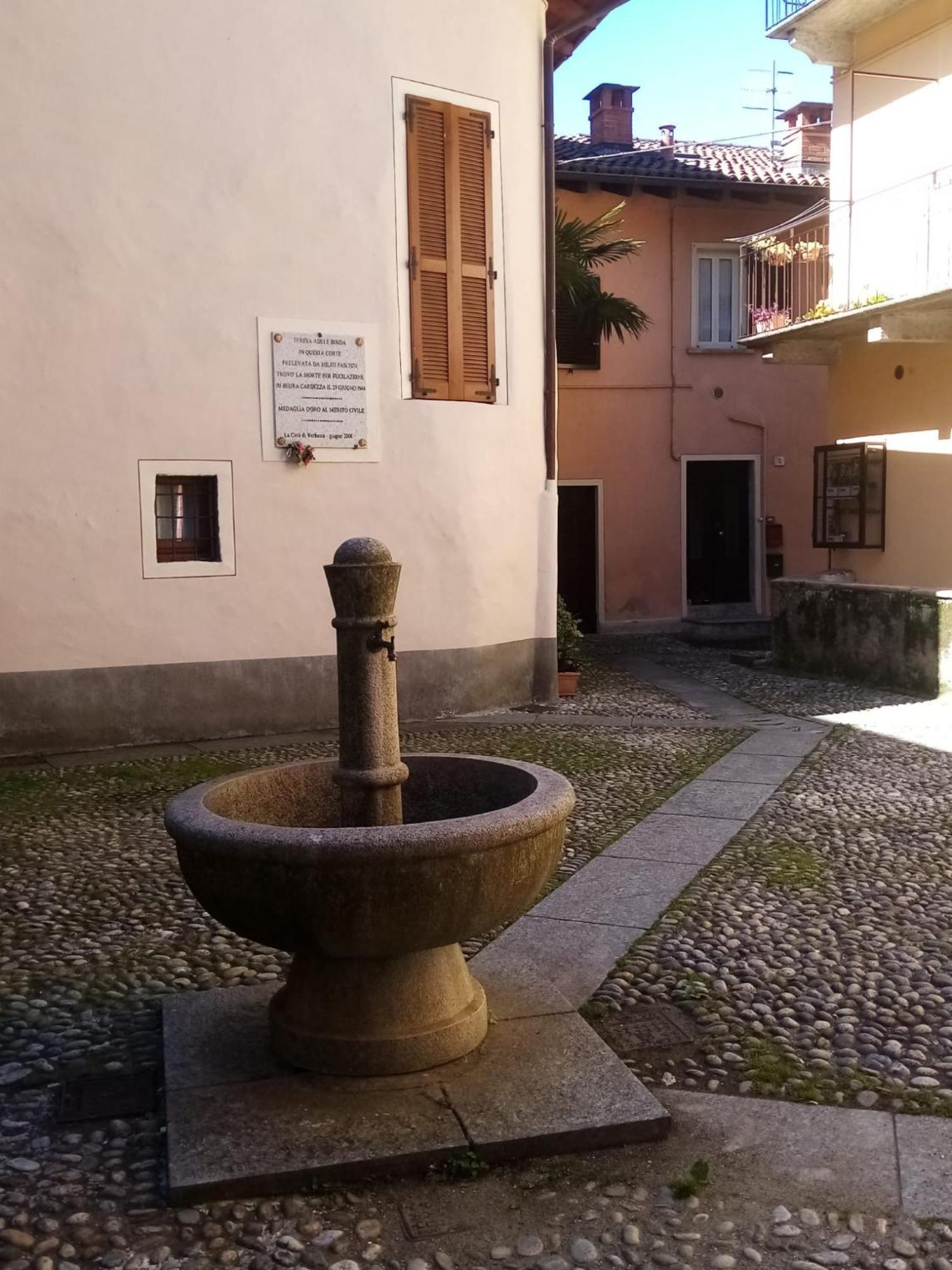 Casa Vacanze Scent Of Roses Verbania Exteriör bild